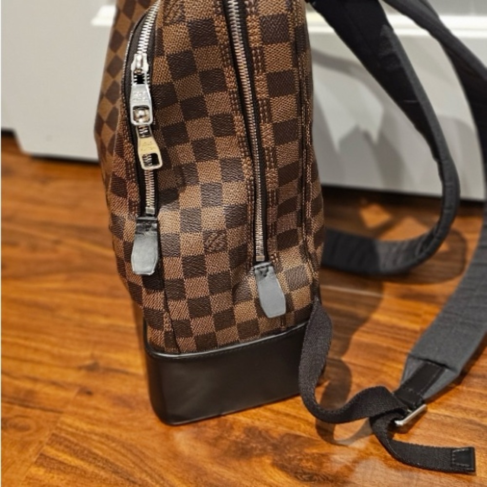 In excellent condition with slight darkening/swear on exterior/lining.